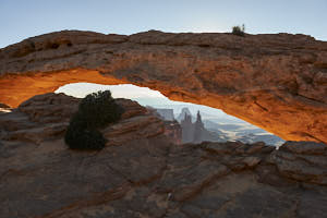 Canyonlands: Mesa Arch, Island of the Sky<br>NIKON D4, 24 mm, 100 ISO,  1/200 sec,  f : 7.1 , Distance : 20 m